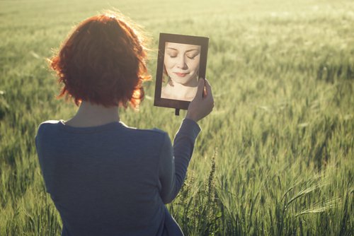 Donna riflessa nello specchio