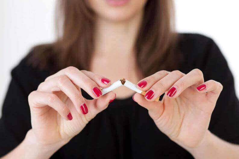 Cambiamento: donna spezza una sigaretta