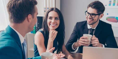 DOnna che parla con due colleghi