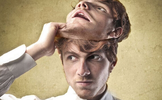 Ragazzo che si toglie la maschera persone machiavelliche