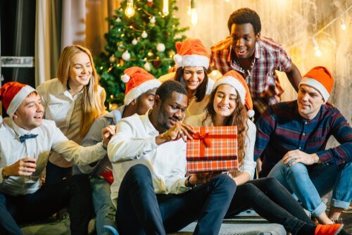 Famiglia che si scambia i regali