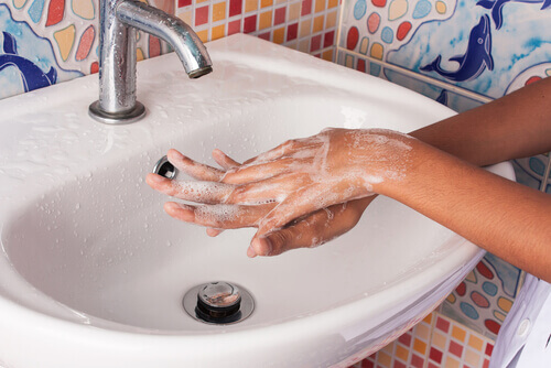 Persona che si lava le mani
