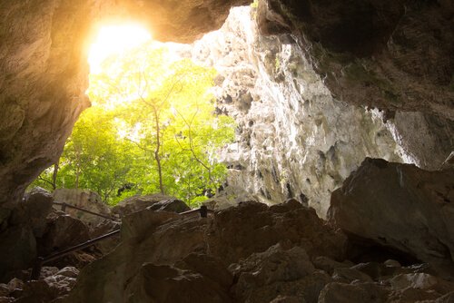 Luce fuori dalla grotta