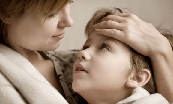 Madre abbraccia il figlio