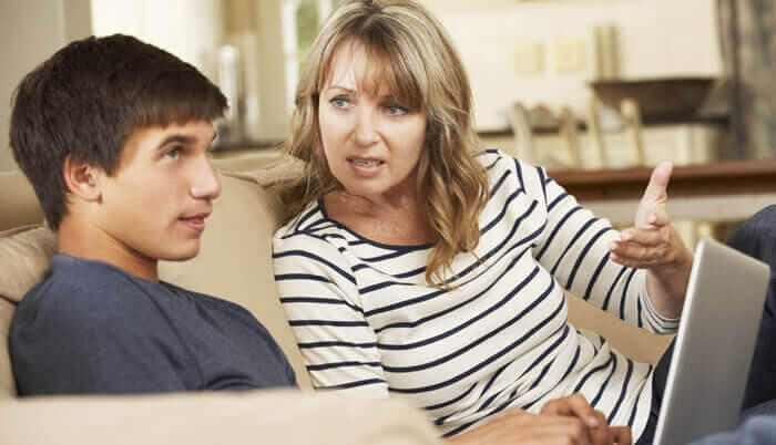 Madre discute con il figlio adolescente