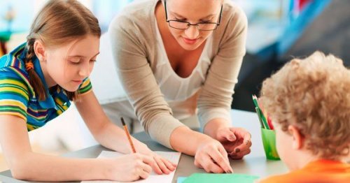 Una maestra con degli alunni