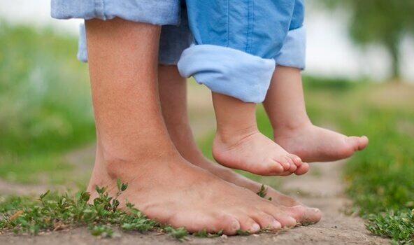 Piedi del papà con il suo bimbo