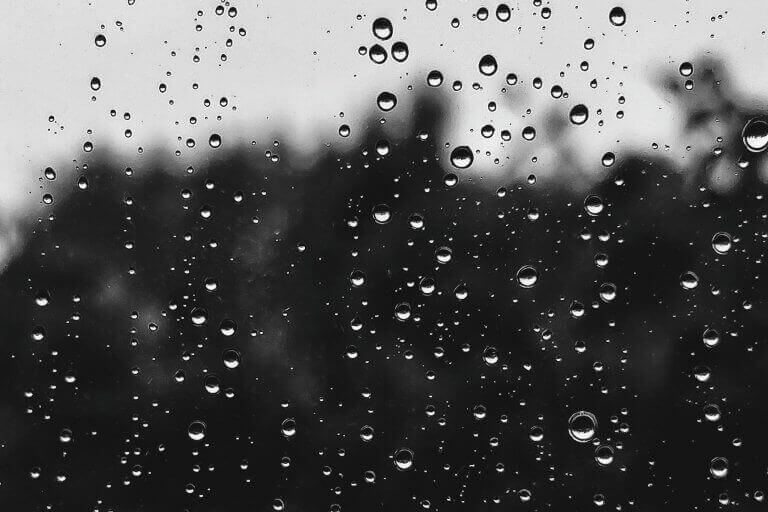 Gocce di pioggia sul vetro