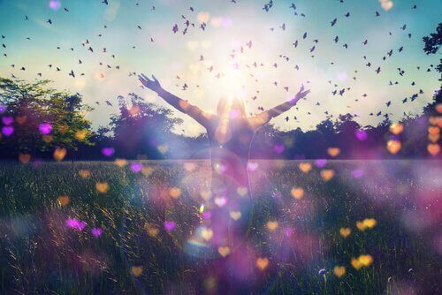 Ragazza con le mani al cielo
