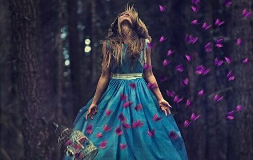 Ragazza con vestito celeste circondata da farfalle