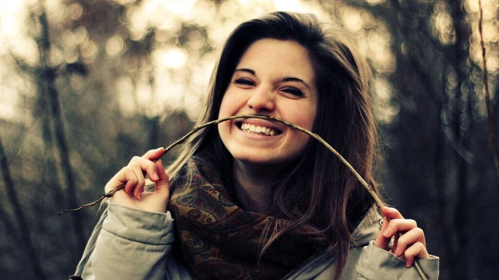 Ragazza felice ridere di se stessi