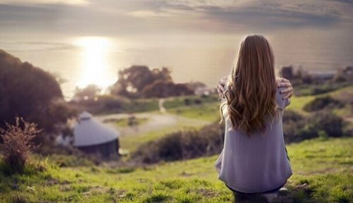 Ragazza in mezzo a un paesaggio, simbolo della mente silenziosa