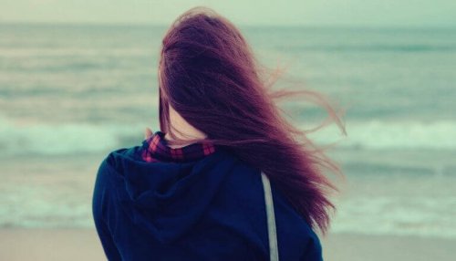 Ragazza triste di spalle