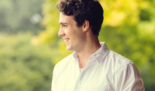 Ragazzo giovane che sorride