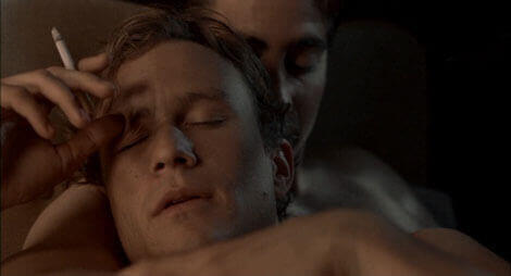 Uomini abbracciati a petto nudo che fumano