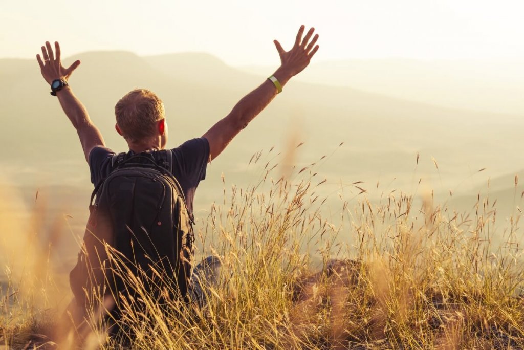 Uomo nella natura con le braccia alzate