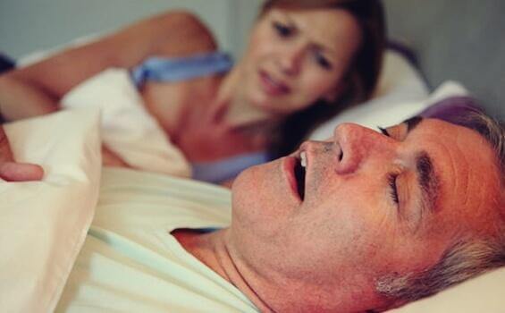 Uomo con apnea notturna