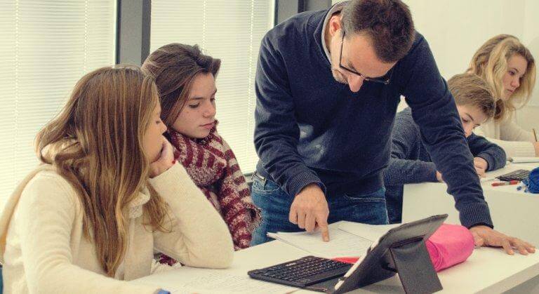 Professore con gli alunni