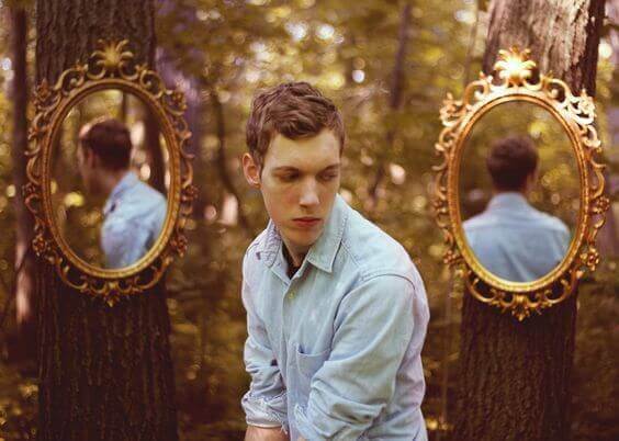 Ragazzo specchi nel bosco
