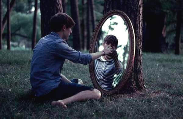 Uomo allo specchio