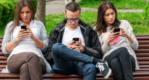 Amici impegnati con il cellulare