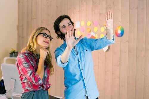 Colleghi di lavoro discutono un progetto