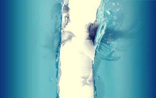 Coppia con acqua ai lati