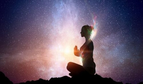 Donna che medita di fronte all'universo