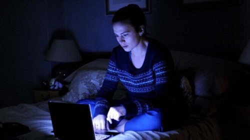 Donna che guarda il computer portatile