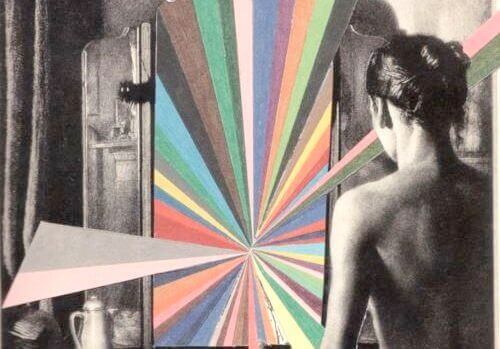 Donna di spalle che guarda televisione