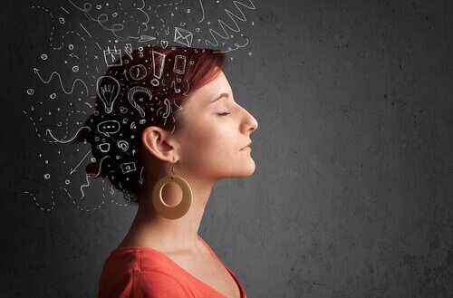 Donna con molti pensieri indesiderati