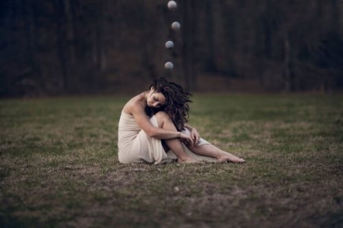 Donna con sfere sulla testa che pensa positivo e vive meglio