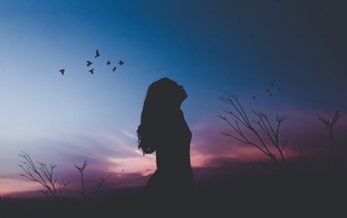 Donna al tramonto mentre impara ad apprezzare sé stessa