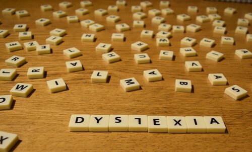 Lettere sparse, simbolo della dislessia