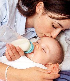 Una mamma con il biberon non allattare