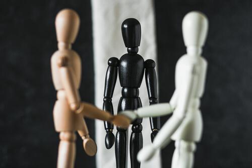 Uomini di legno mediare