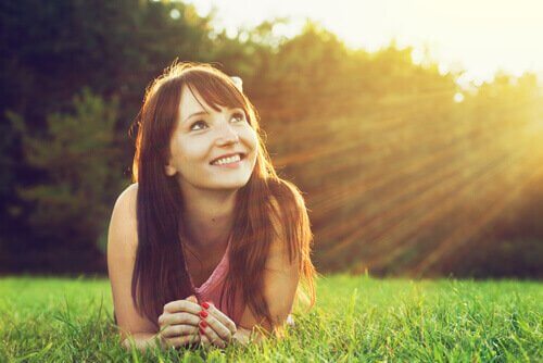 Ottimismo-ragazza sorridente sul prato