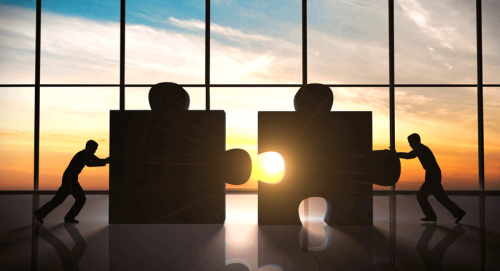 Persone che incastrano pezzi