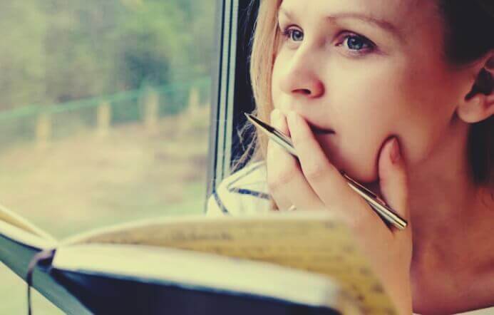 Ragazza che pensa con agenda in mano