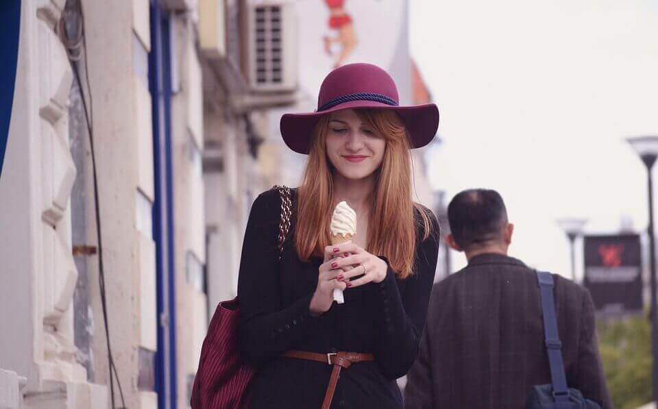 Ragazza mangia un gelato