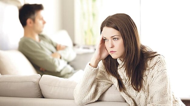 Ragazza preoccupata che ha litigato con il fidanzato