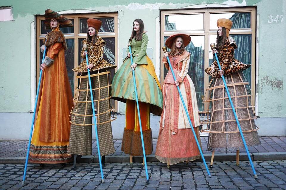 Ragazze in costume sui trampoli