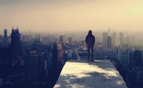 Ragazzo in cima a dei grattacieli che pensa alla paura di brillare