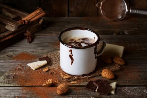 Tazza di cioccolata calda per liberarsi dalle preoccupazioni