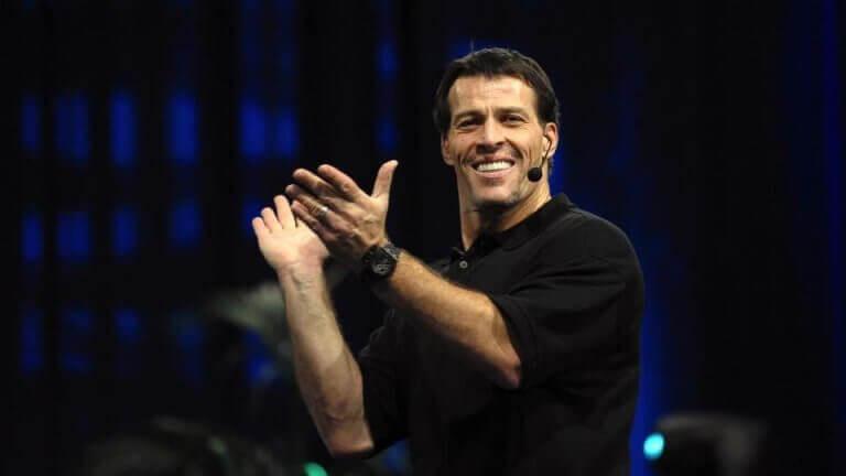 Tony Robbins applaude