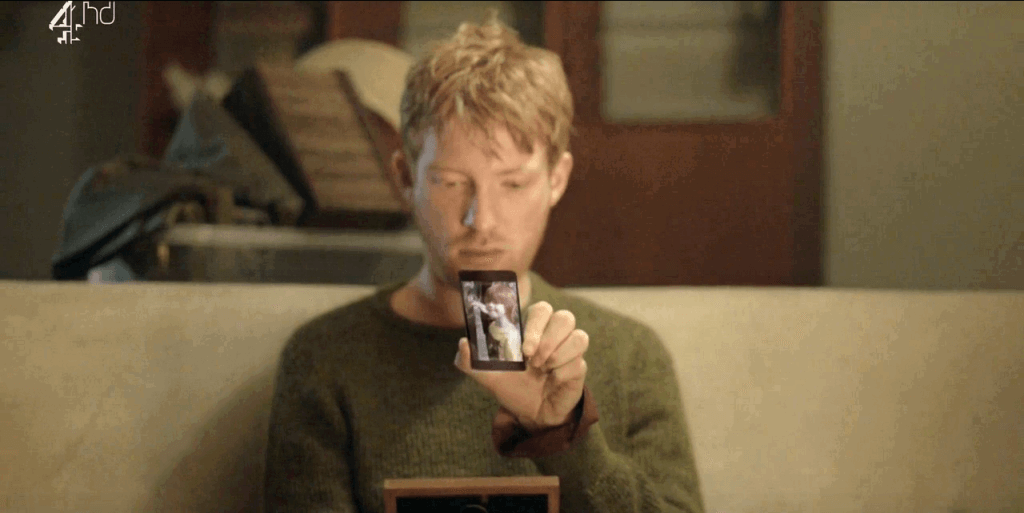 Uomo che guarda il cellulare