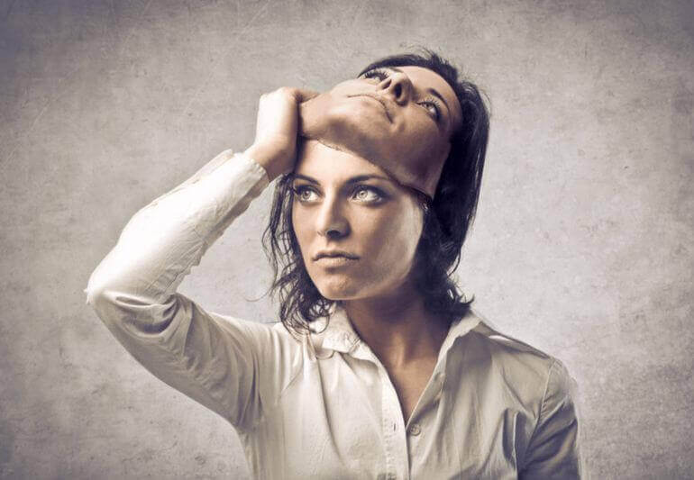 Donna togliendosi la maschera