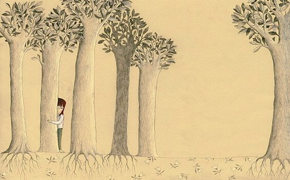 Bambina che si nasconde dietro gli alberi