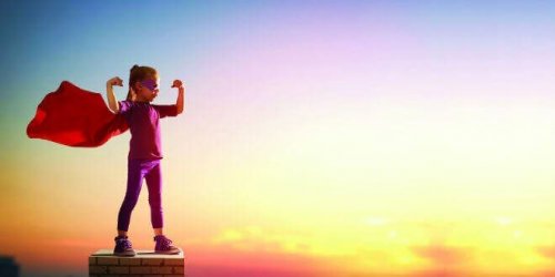 Bambina vestita da supereroe, rappresentando chi realizza i propri propositi