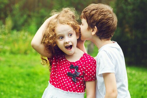 Bambino che parla a una bambina